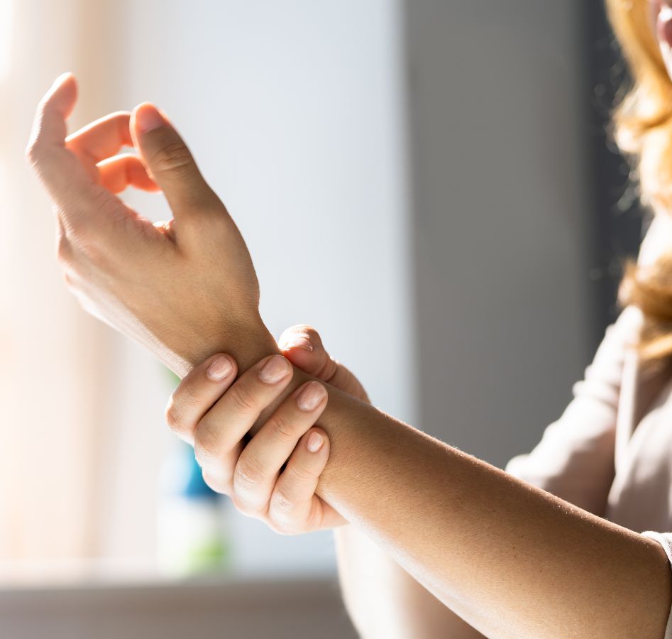 https://demaiochiro.com/wp-content/uploads/2025/11/Female-Wrist.jpg